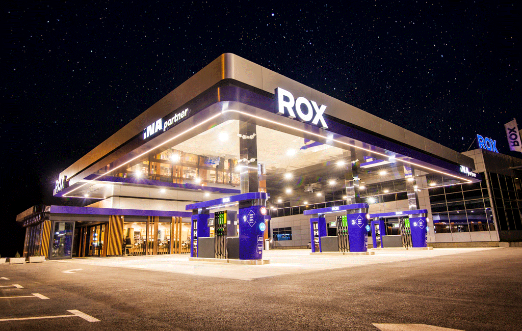 ROX benzinska pumpa noću s osvijetljenim natpisima i modernim dizajnom INA partner lokacije