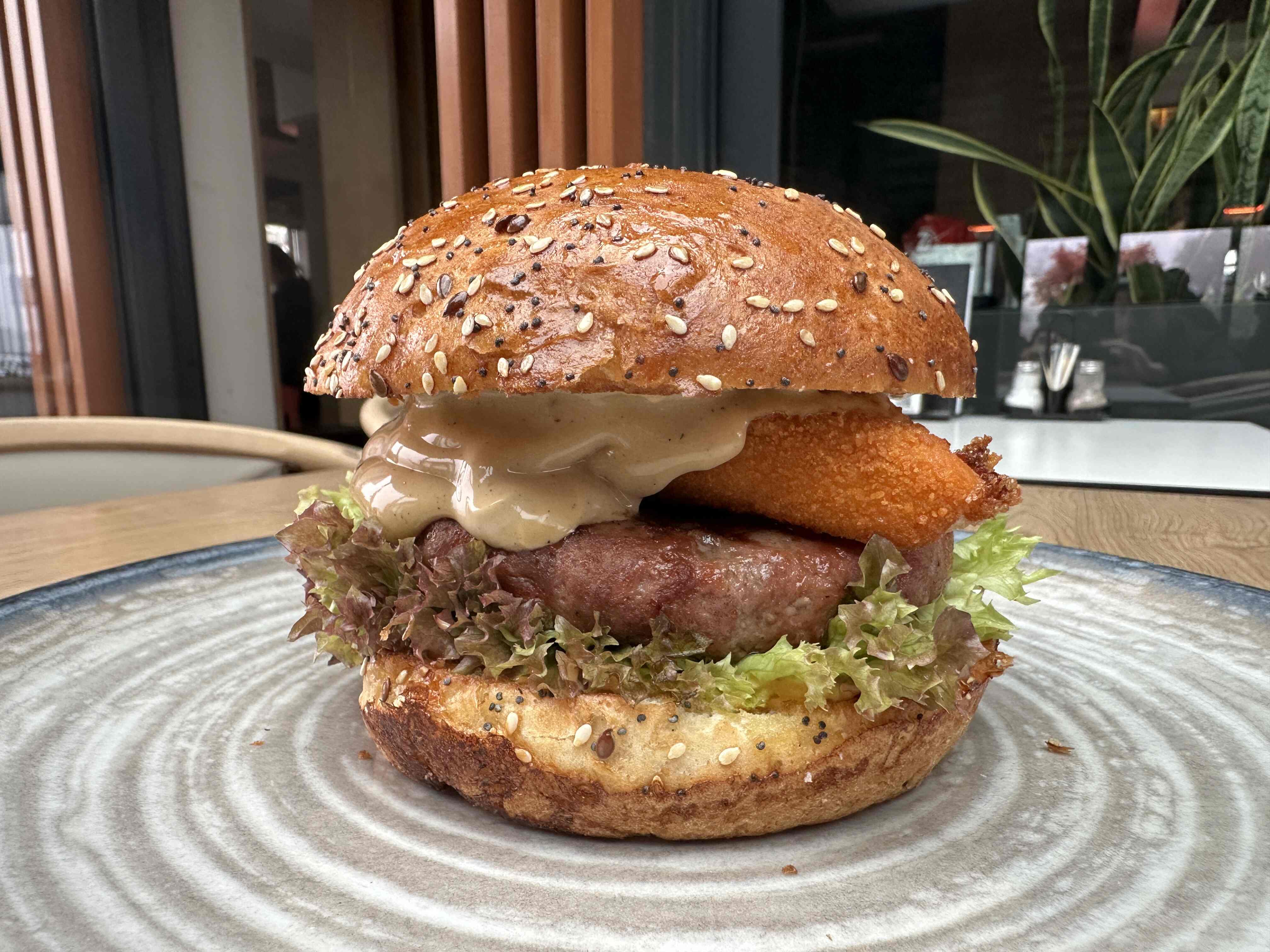 Burger s kajsijom, hrskavim lukom i kremastim umakom u sezam pecivu