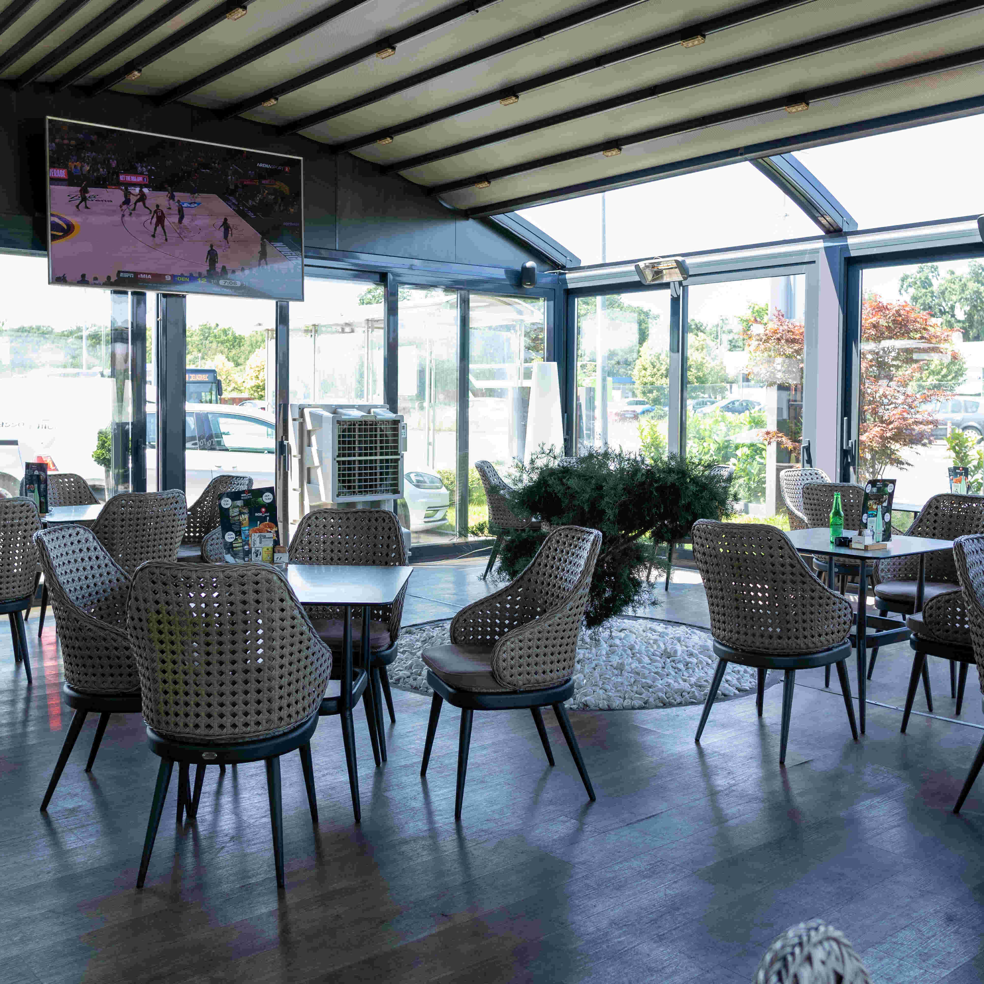 Lounge prostor restorana s televizorom i staklenim stijenkama s pogledom