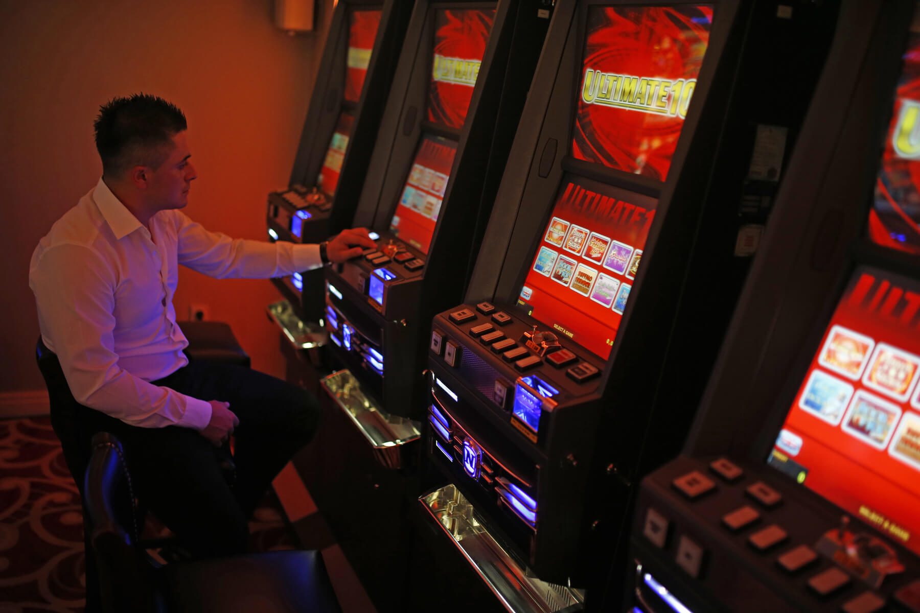 Muškarac igra na slot aparatu u kazinu