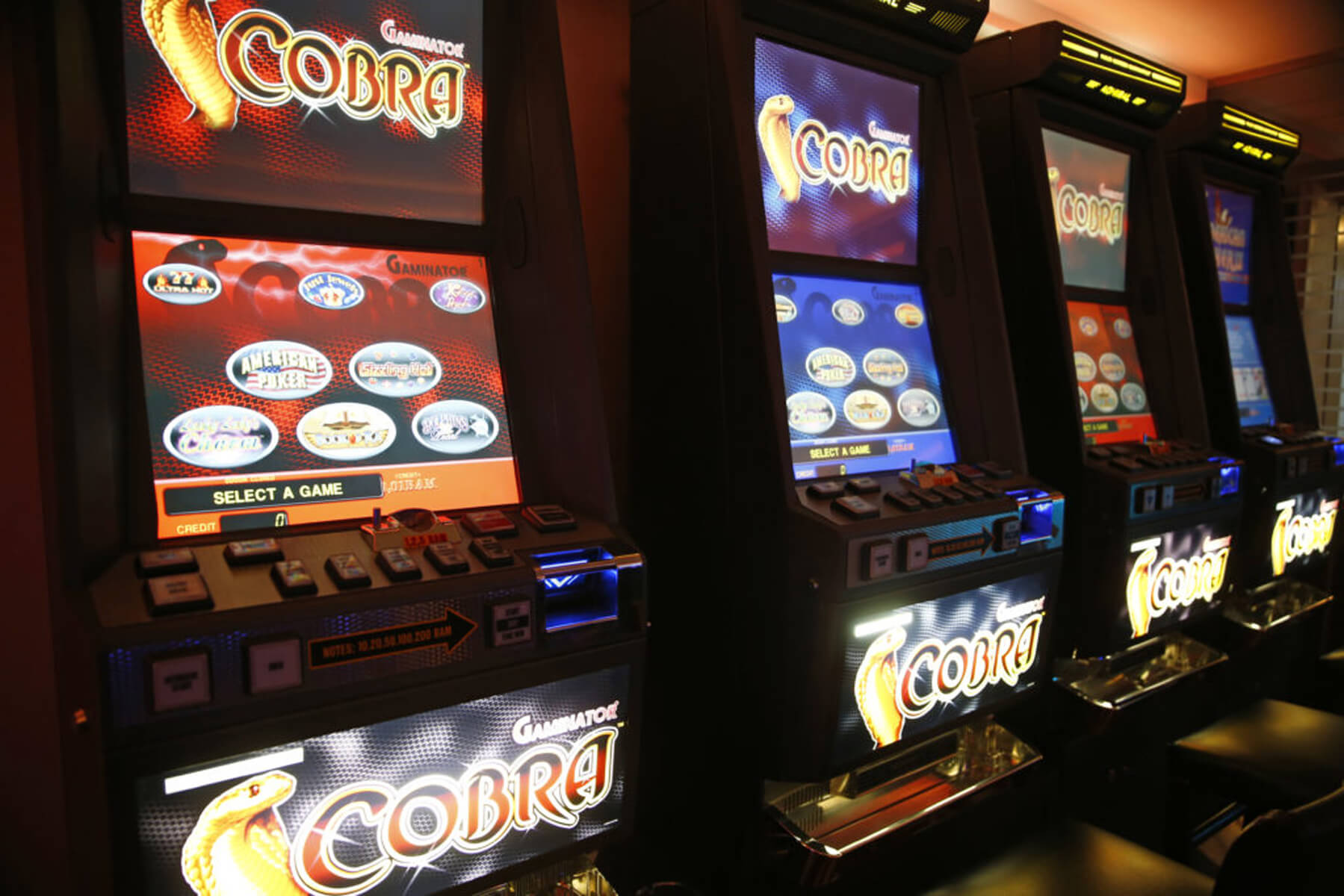 Kazino s više Cobra slot aparata u radu