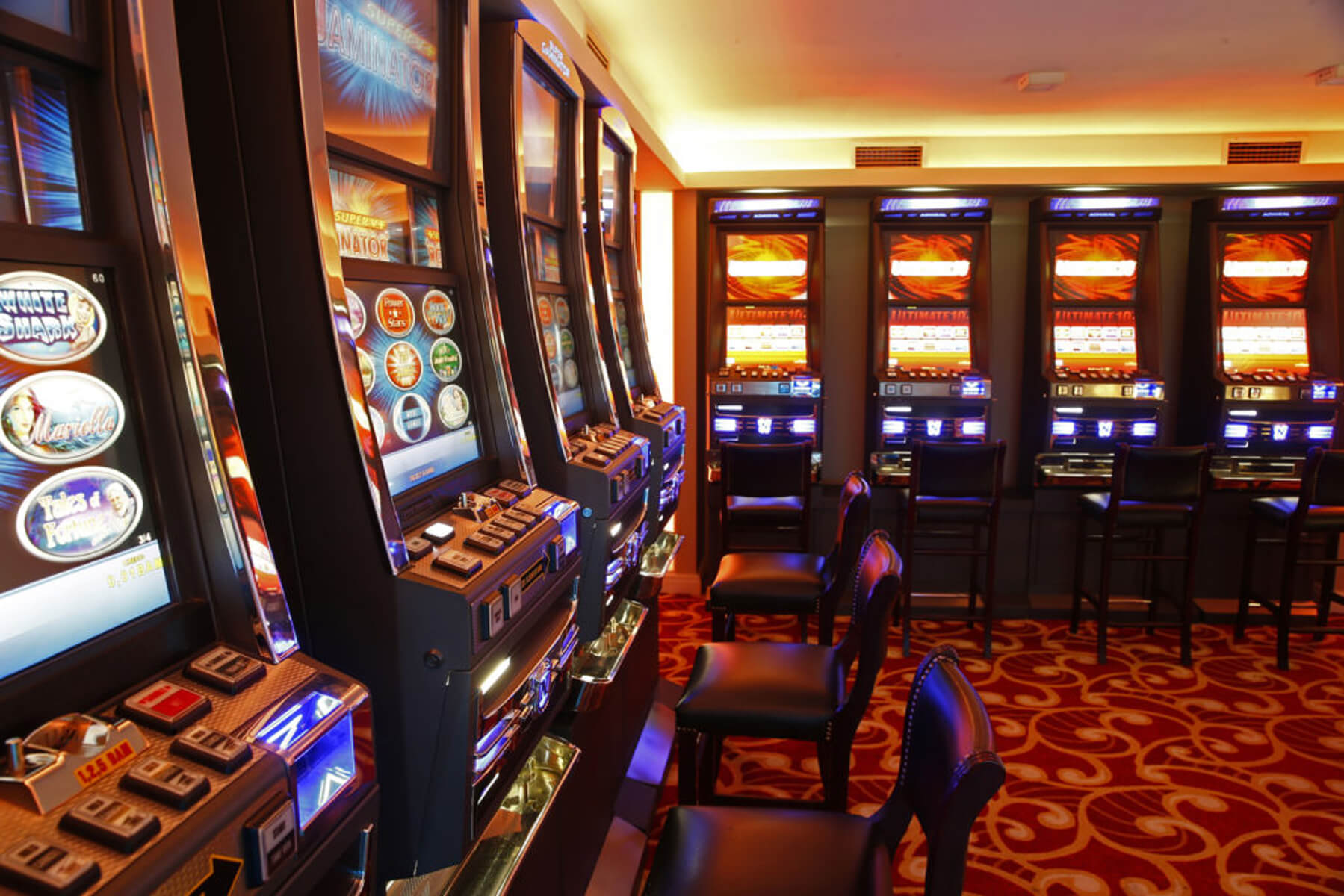 Red slot aparata s crvenim tepihom i sjedalima u kazinu