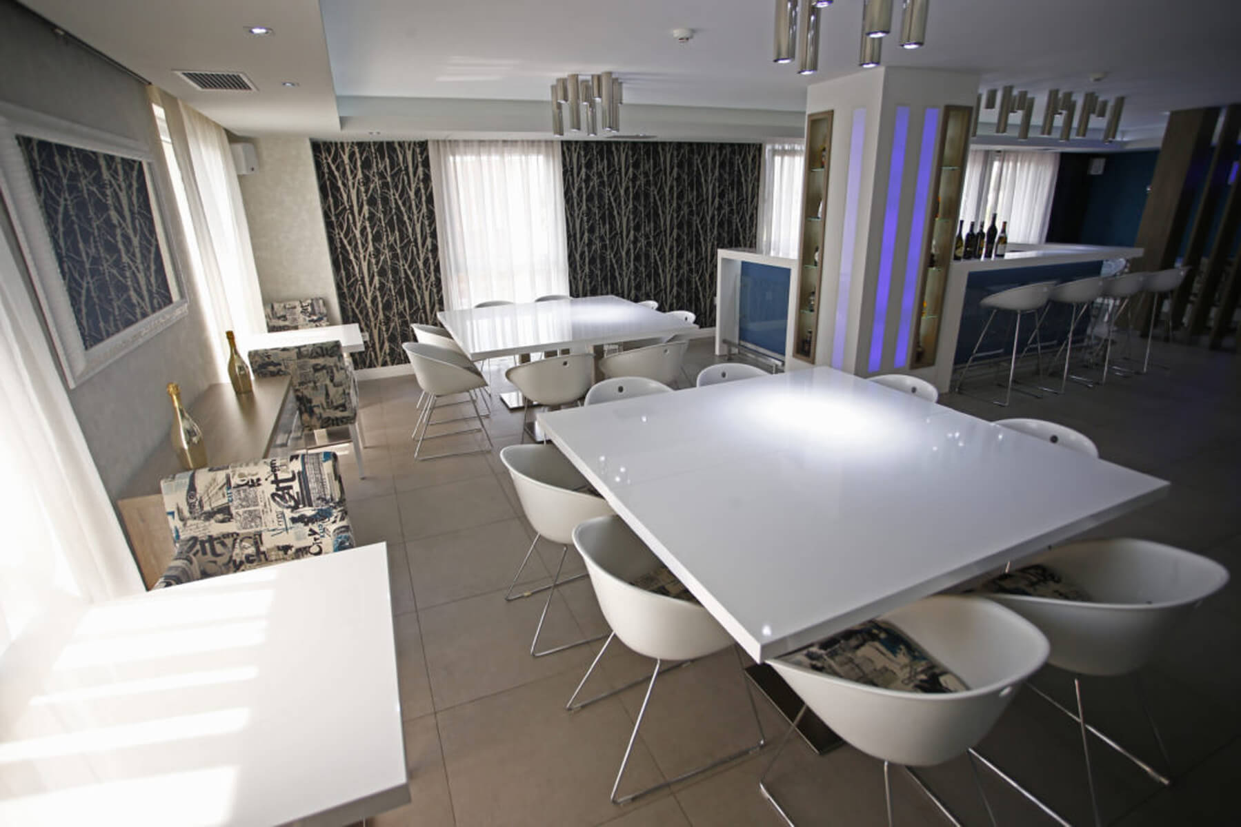 Prostrana lounge bar prostorija s modernim bijelim stolovima i stolicama