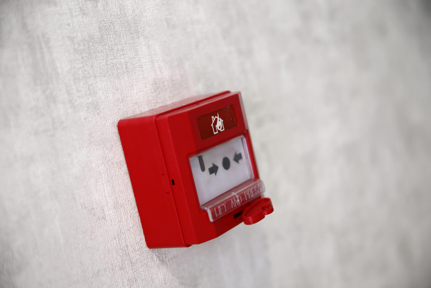 Protupožarni alarm na svijetlom zidu