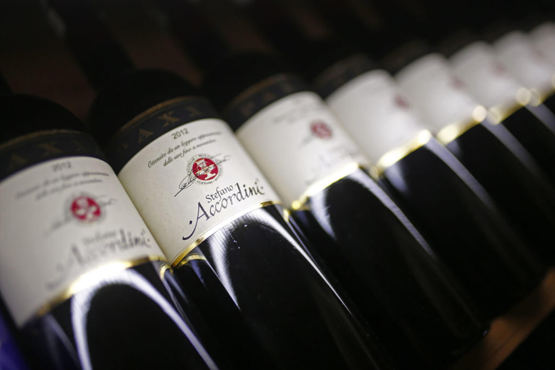 Zatvoreni prikaz boca crnog vina Accordini iz 2013. godine