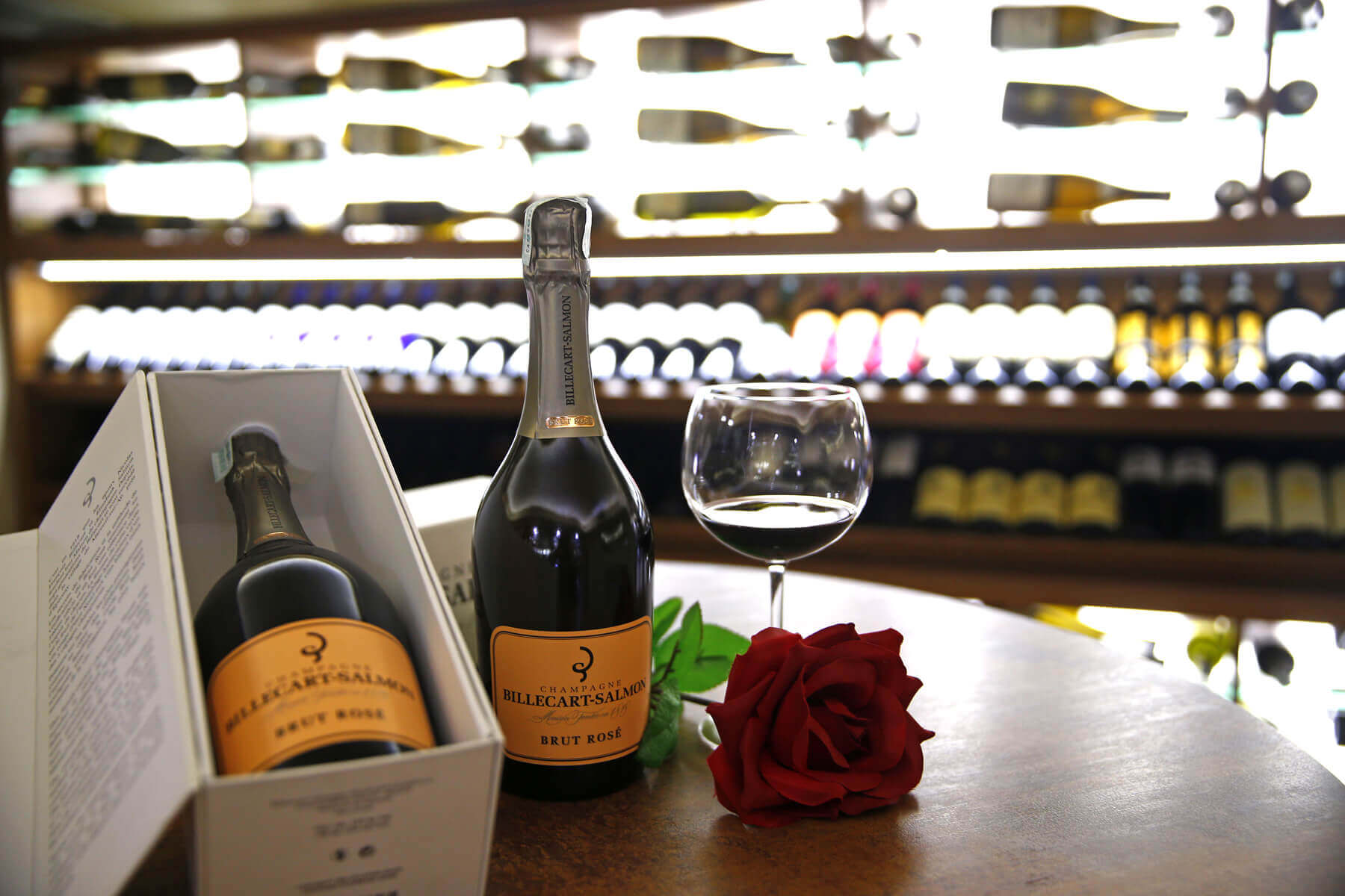 Billecart Brut Rosé pjenušac uz čašu vina i crvenu ružu