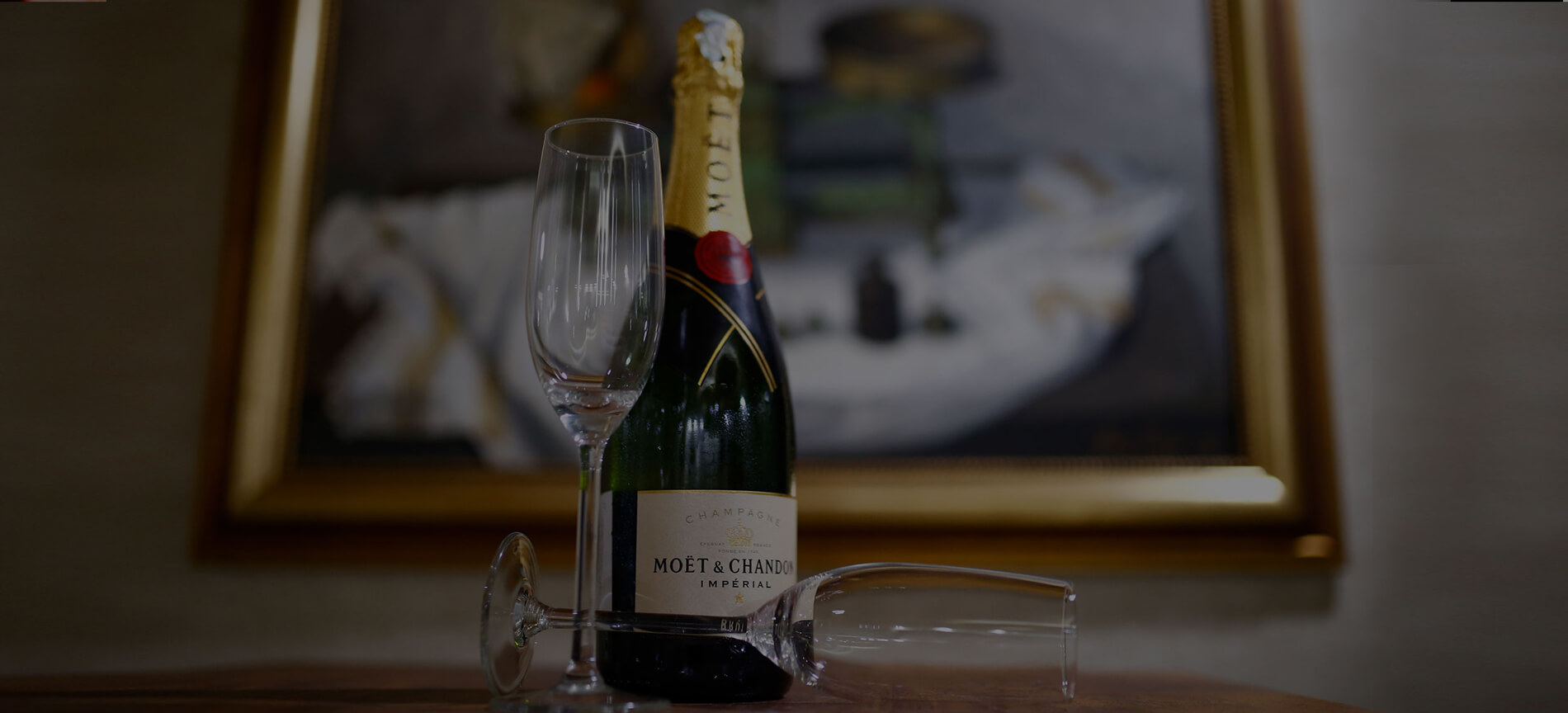 Moët & Chandon šampanjac sa dvije čaše u elegantnom ambijentu